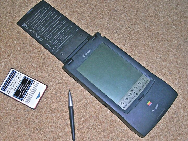 時代の先端を行ったNewton MessagePad。ジョナサン・アイブがデザインした手帳型デバイスは、“早すぎた”ゆえに短命となった