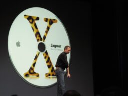 「Mac OS X」登場25周年。Appleの革新を支えたジョブズのビジョン、そしてOSの軌跡を振り返る