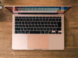 MacBookに「電源ボタン」は存在しない？ 薄れゆく、電子機器の“電源を切る”という意識