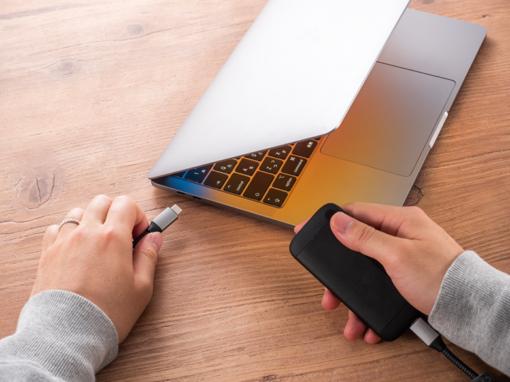 Macが突然シャットダウンする原因は？ バッテリの最大容量、接続中の周辺機器、はたまた起動中のアプリに問題があるかも