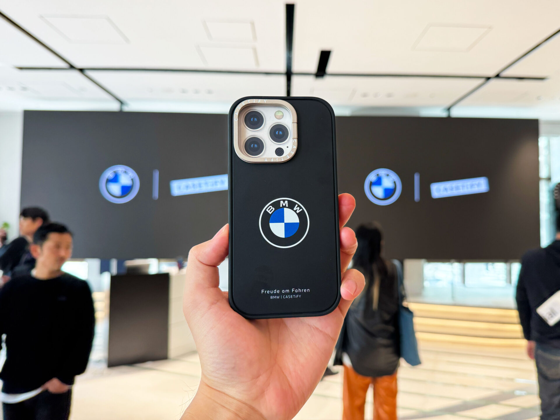 CASETiFYとBMWがコラボ。車体の素材がiPhoneケースに！ | Mac