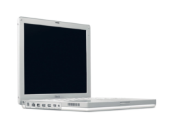“白パソ”ブームの火付け役「iBook（Dual USB）」。ジョナサン・アイブの本領が発揮されたデザインは、競合も巻き込むムーブメントを生み出した