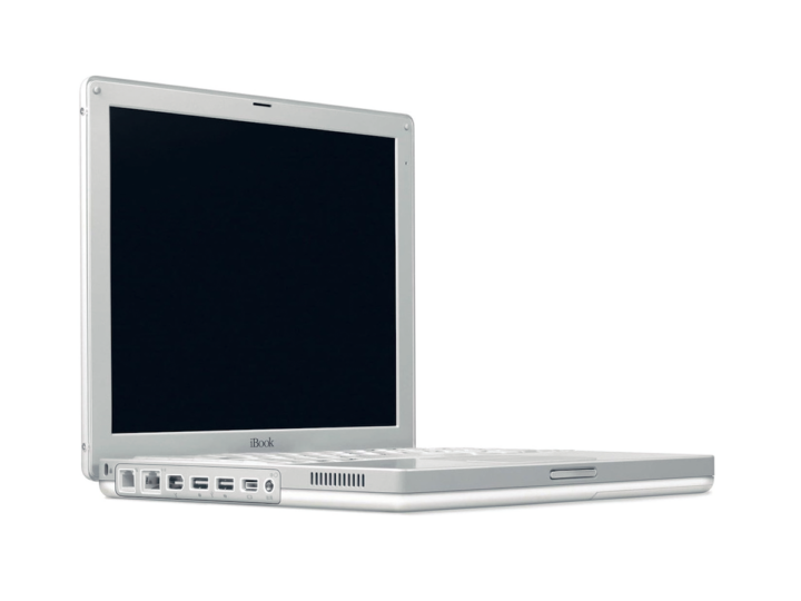 “白パソ”ブームの火付け役「iBook（Dual USB）」。ジョナサン・アイブの本領が発揮されたデザインは、競合も巻き込むムーブメントを生み出した