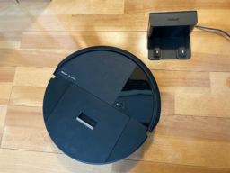狭い家にちょうどいい！ ロボット掃除機「Roomba 205 DustCompactor Combo ロボット」レビュー。ステーションが超小型。“60日間ゴミ捨て要らず”はズボラの味方！
