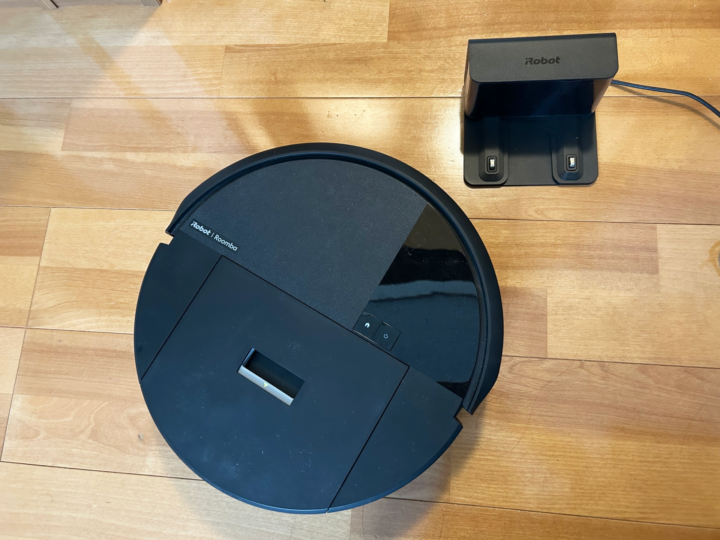 狭い家にちょうどいい！ ロボット掃除機「Roomba 205 DustCompactor Combo ロボット」レビュー。ステーションが超小型。“60日間ゴミ捨て要らず”はズボラの味方！