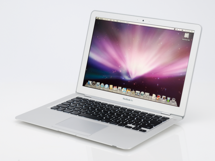伝説となった「初代MacBook Air」のお披露目──ベストセラーシリーズの誕生へ