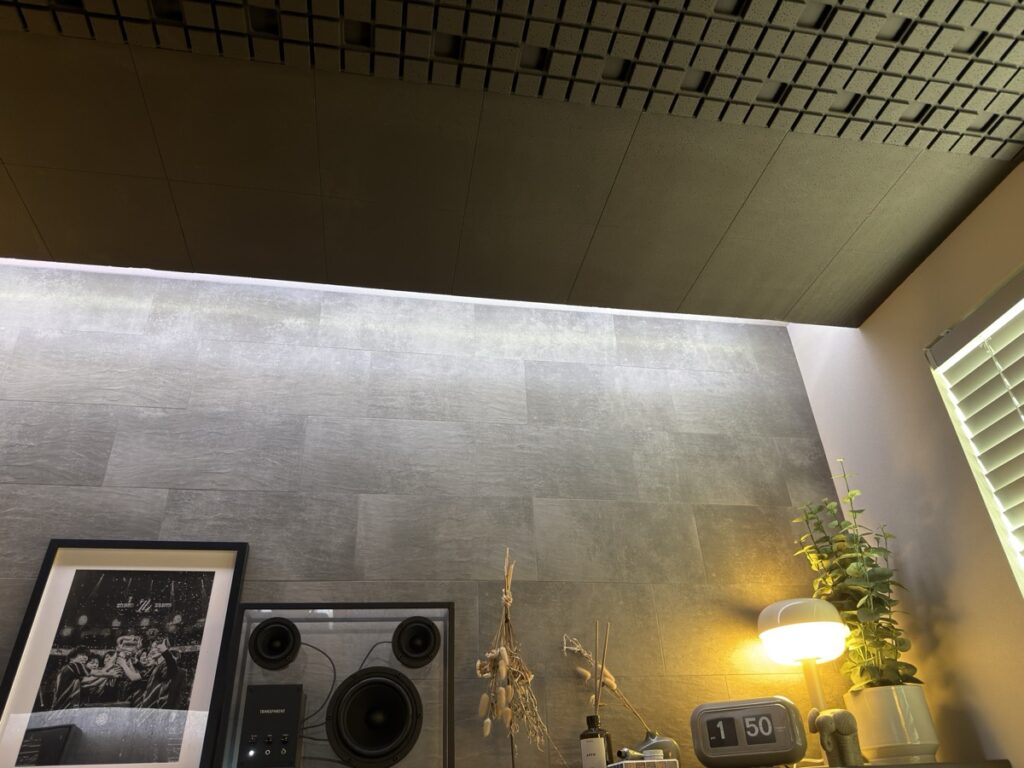 ゲーミングルームの天井端の間接照明