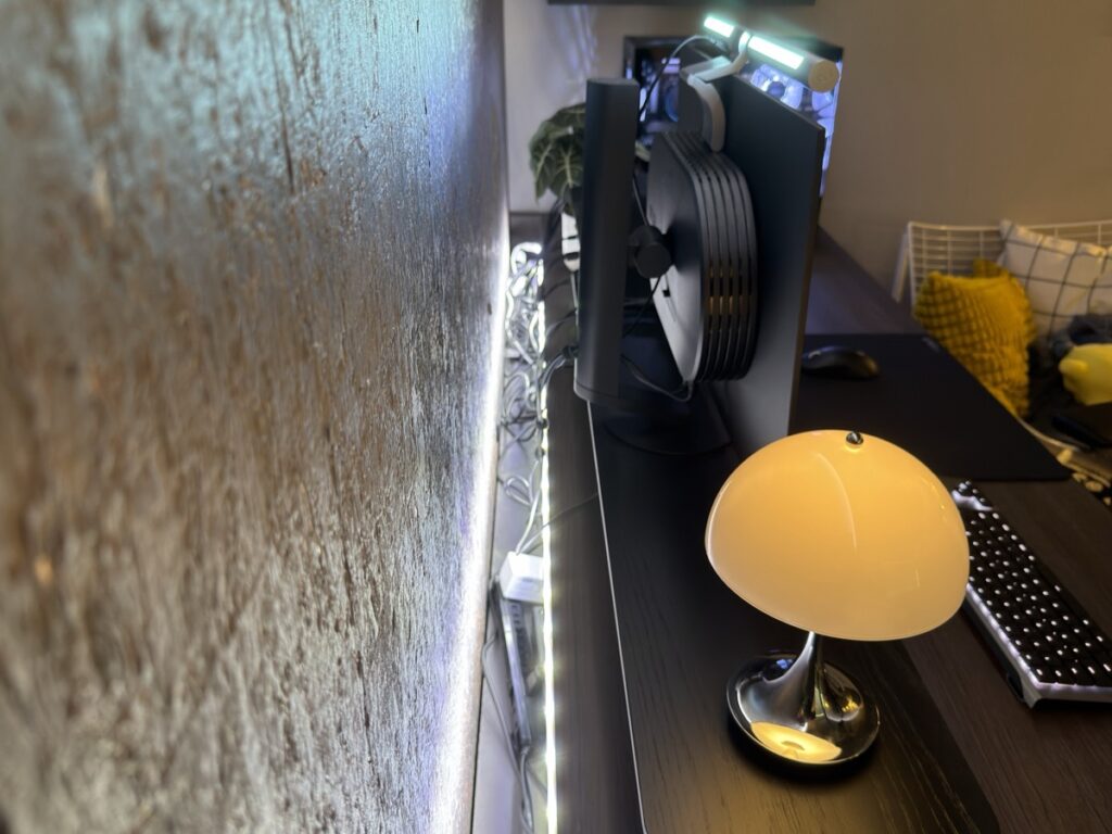 デスク裏配線スペース