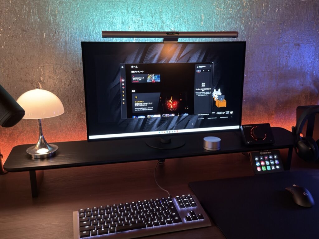 ゲーミングルームのデスクのライティング