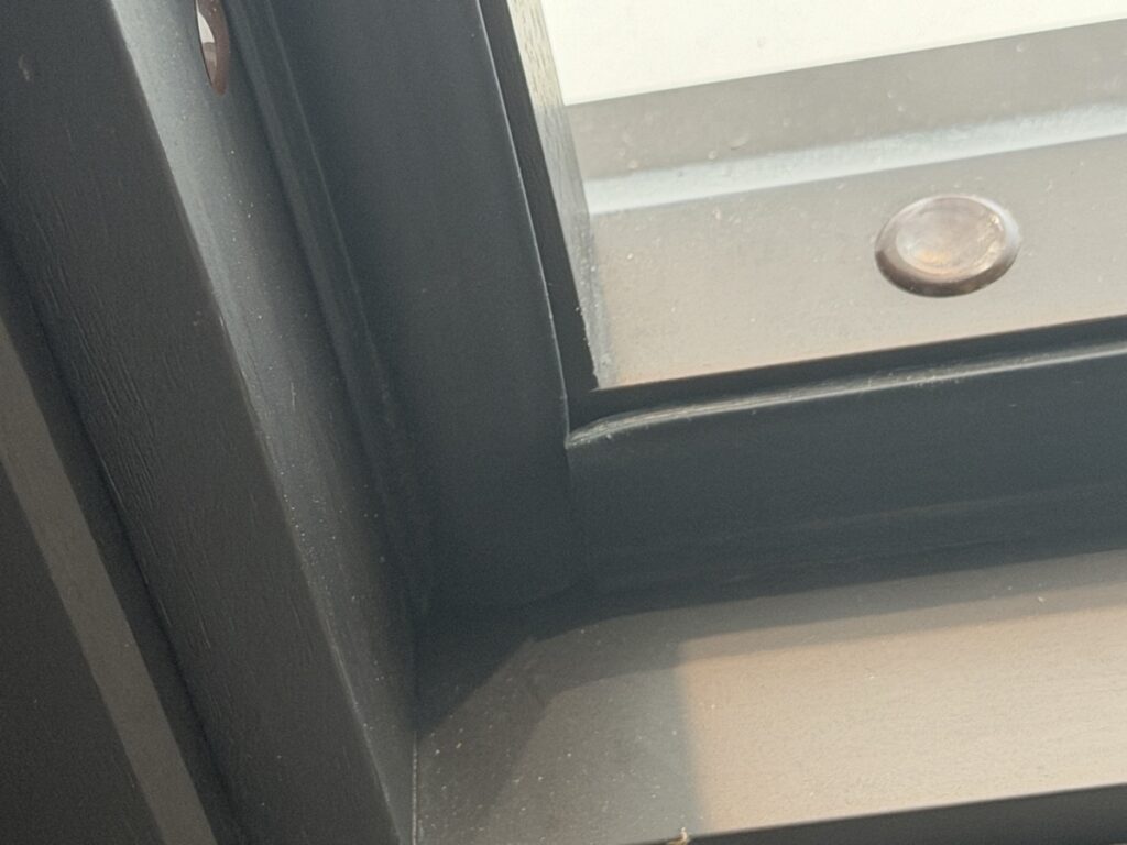 ゲーミングルームドア枠のクッション素材