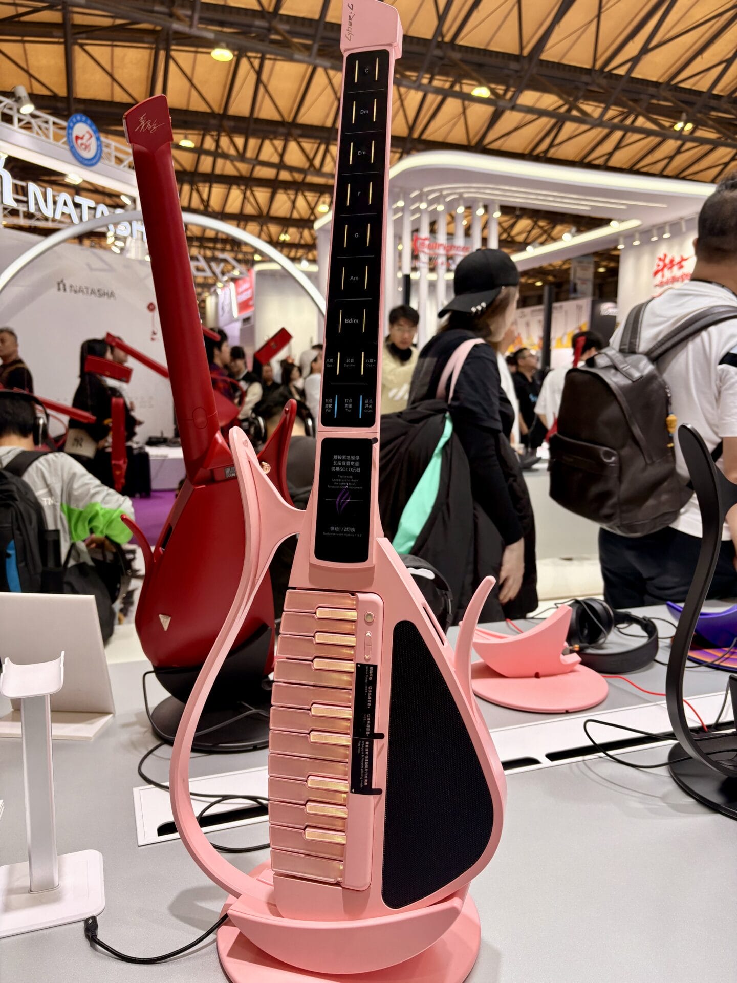 ポップなカラーがキュート！ ネック部分は取り外せるので、コンパクトに収納すれば持ち運びもらくらくです。