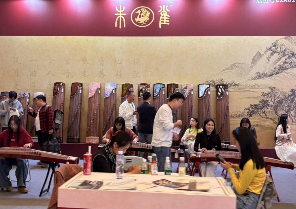 こちらは中国のお琴「古琴」のエリア。美しいデザインが印象的！