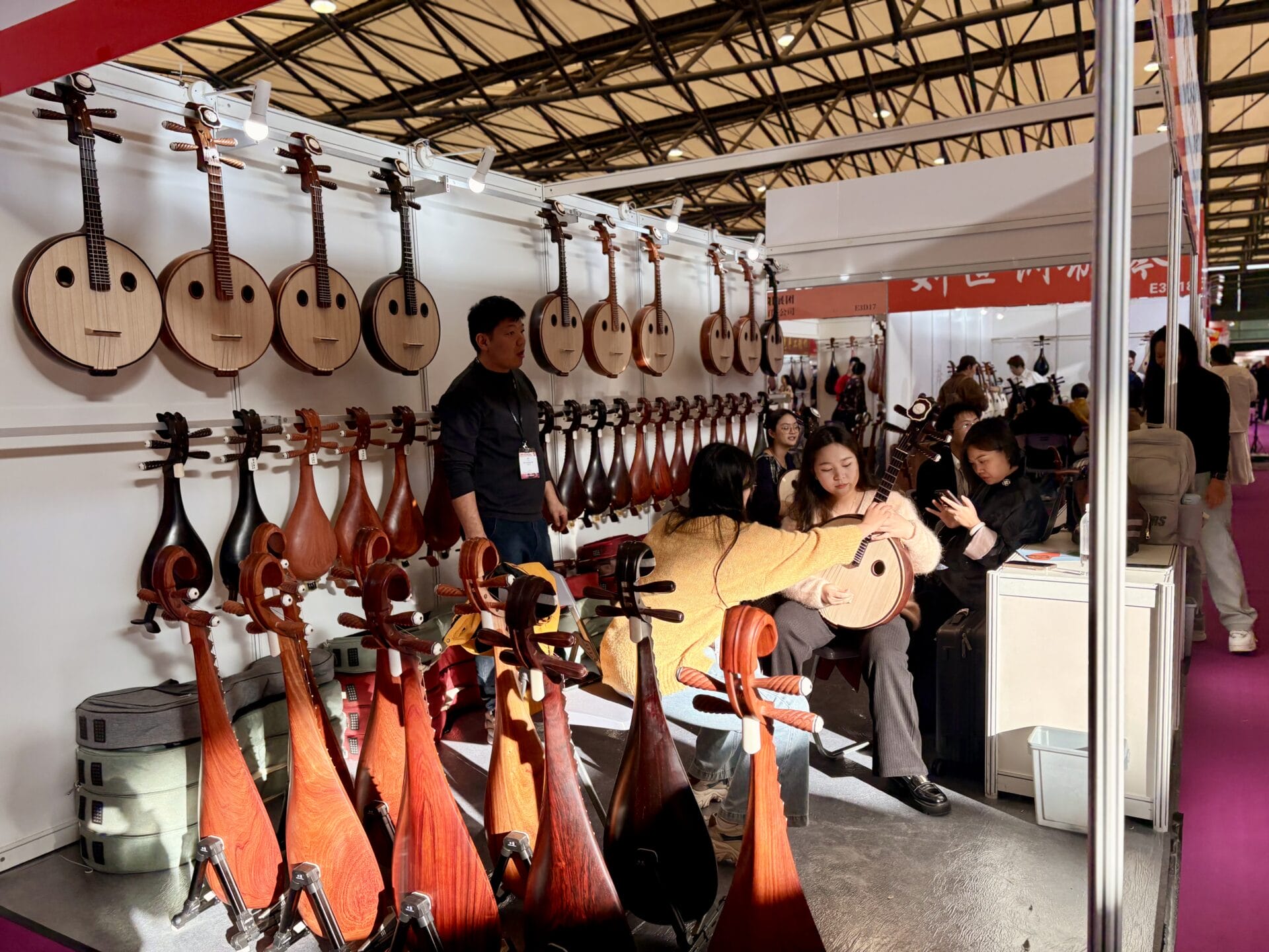 伝統楽器というと敷居が高く感じますが、老若男女問わず気軽に試奏している印象でした。各ブースではスタッフの方が丁寧に演奏方法を教えてくれるので、誰でも気軽に体験できます。