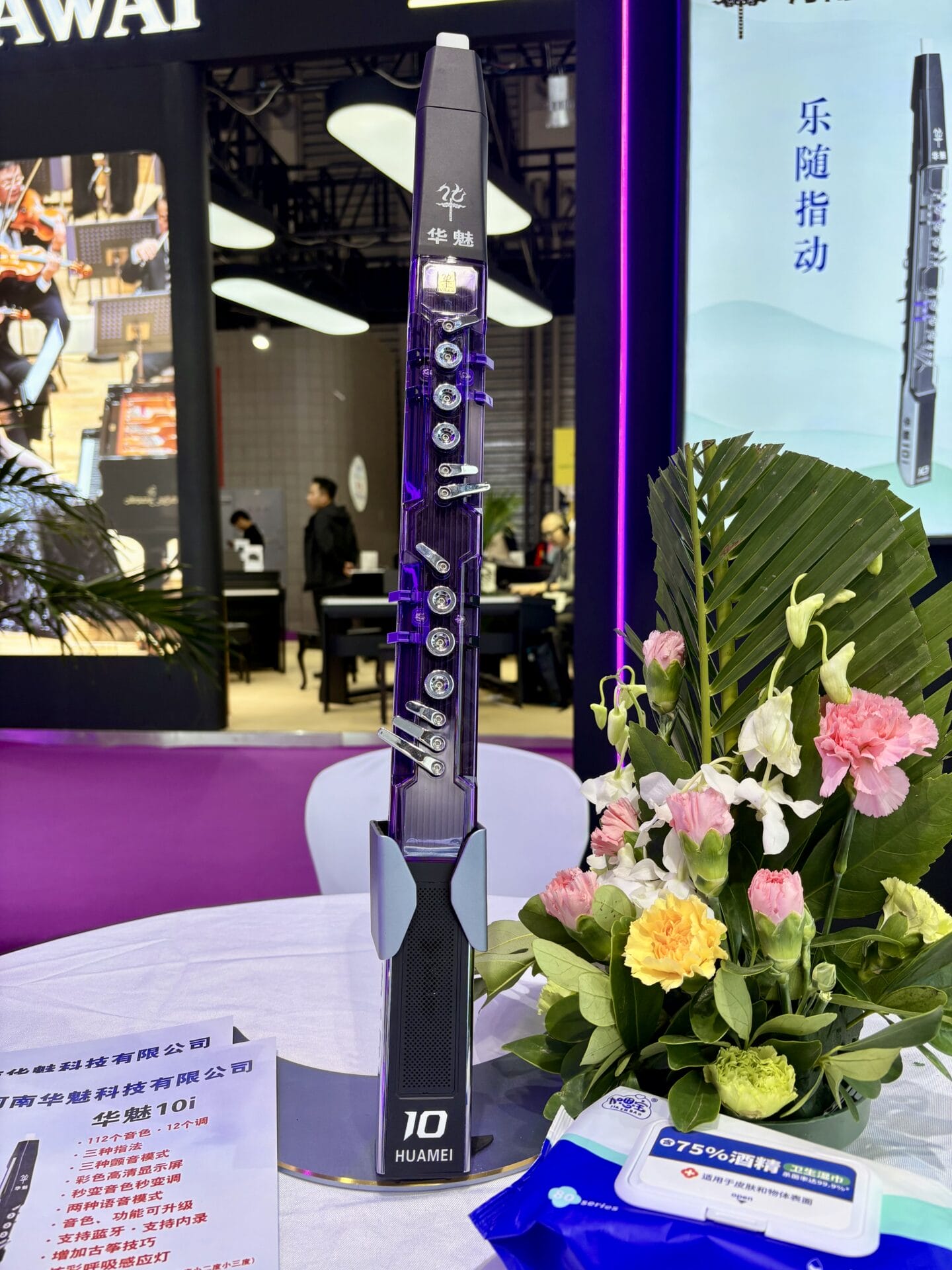 キー部分にはタッチセンサが搭載されて。そのため、軽く触れるだけで反応するので操作がスムース！ 重厚感のある見た目はまるで、クラリネットやオーボエといったクラシック楽器のよう。