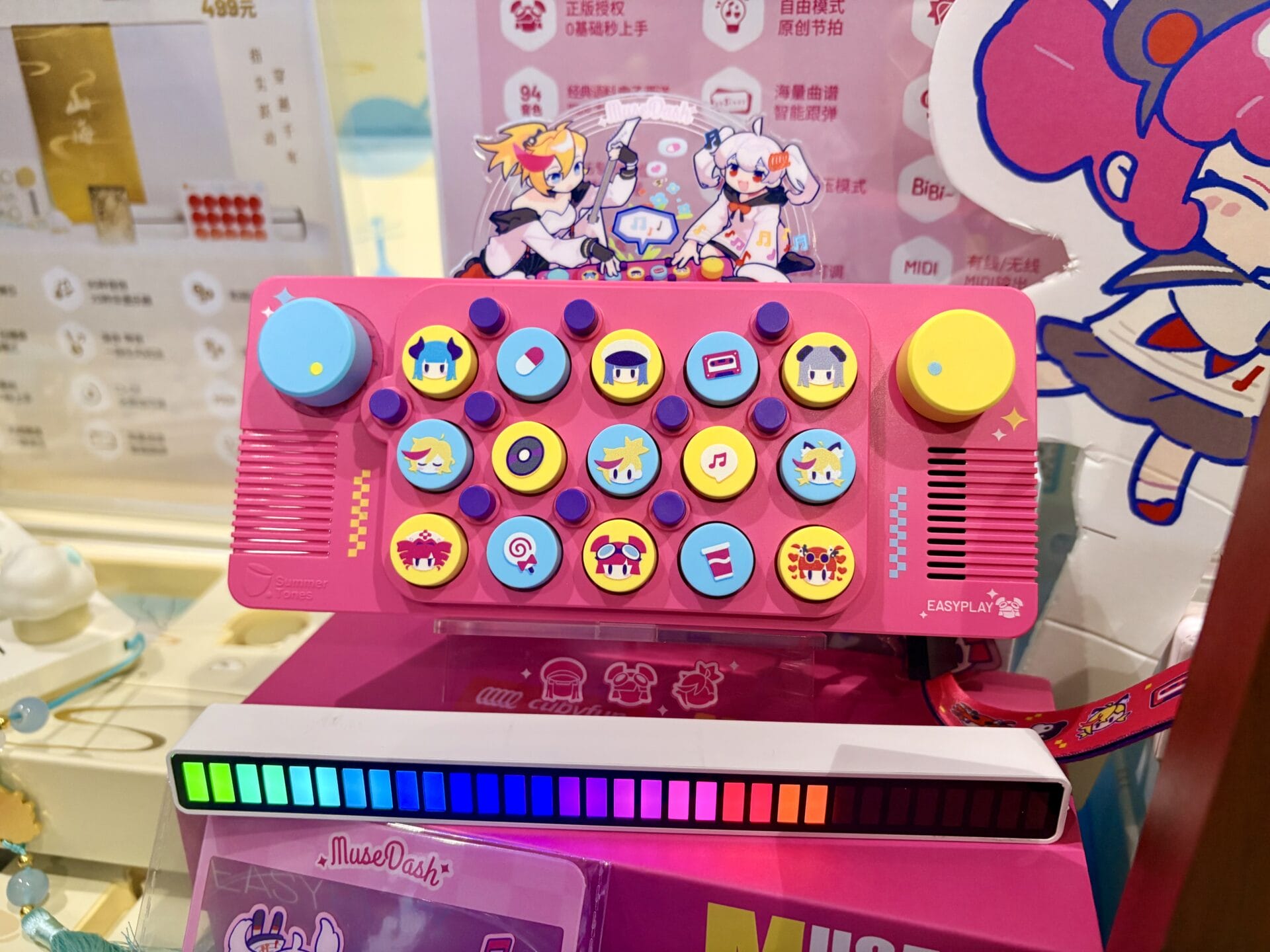 カラフルなボタンには、猫の鳴き声などの効果音が設定されています。鮮やかなカラーがつい目を惹きます！