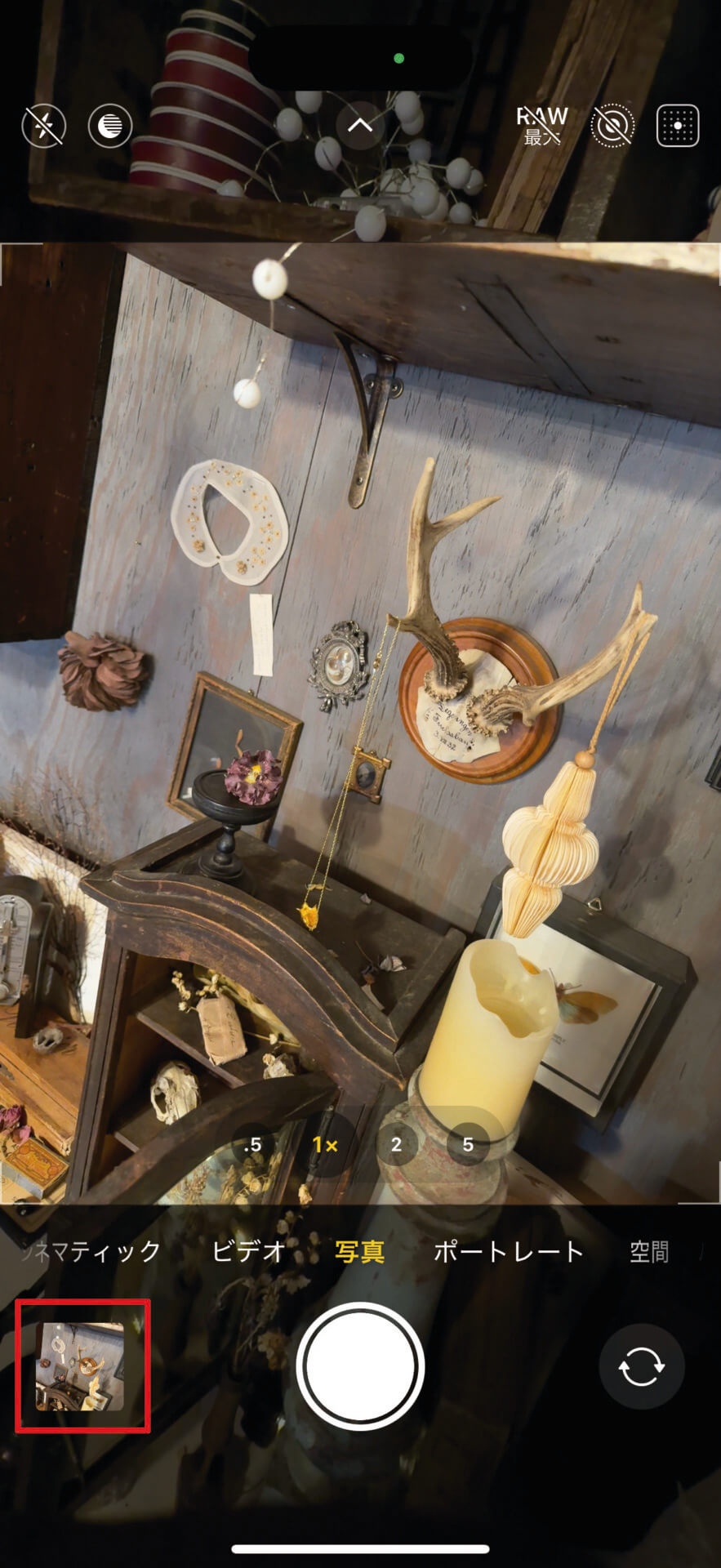 「カメラ」アプリ左下のサムネイルをタップします。