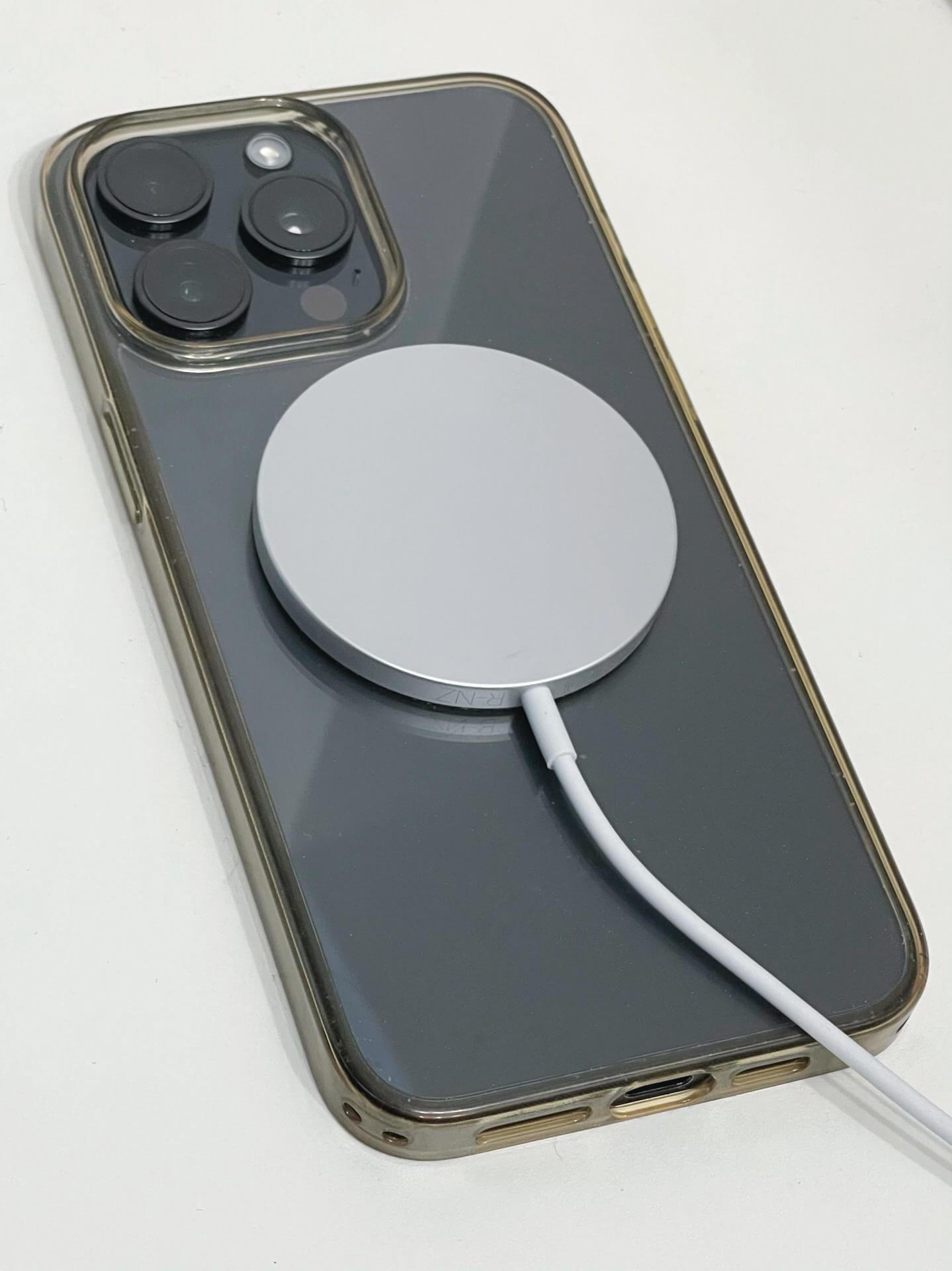 MagSafe充電器でiPhoneを充電している様子。