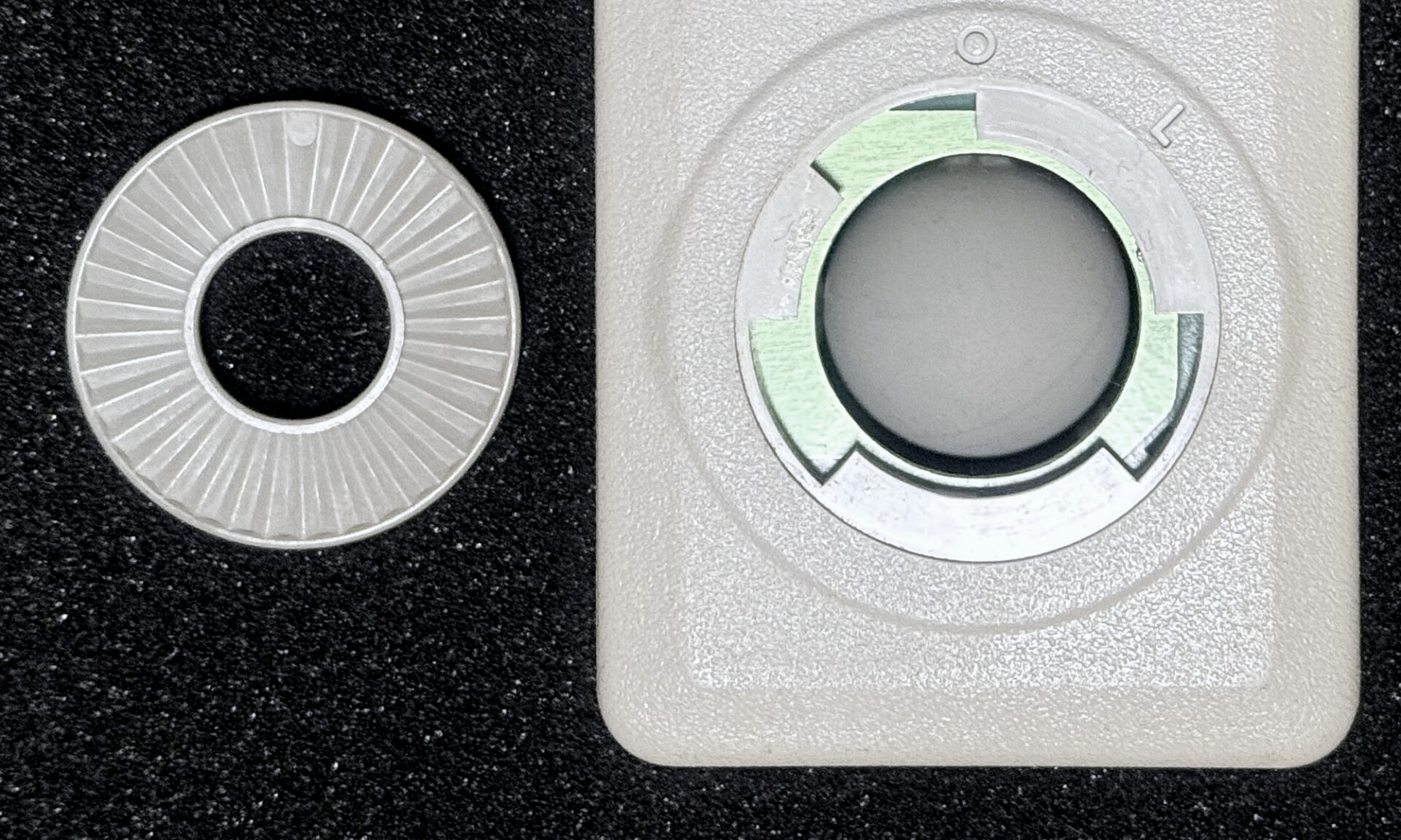 マウスボールのカバーを実際に外したところ。カバーを回転させて「L(Lock)」から「O(Open)」にすると、中のボールを取り出して清掃することができる。スムーズな操作性を維持するには、定期的な清掃が欠かせなかった。