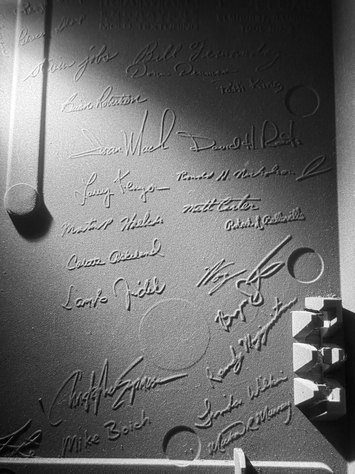 Macintosh Plusのリアカバーに刻印された開発チームメンバーのサイン。左上にはスティーブ・ジョブズのサインも見える。Plusではサインの数が少し減っており、128Kや512Kにあったアンディ・ハーツフェルドやビル・アトキンソンらのサインが見当たらない。