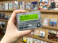 レトロさがZ世代にウケる？ ポケベルデザインのモバイルバッテリ「Trozk Beeper Power Bank」レビュー。2台あればメッセージのやりとりも